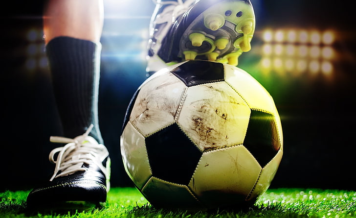 星空公司:公园健身翻单杠,锻炼肌肉,改善身体线条!